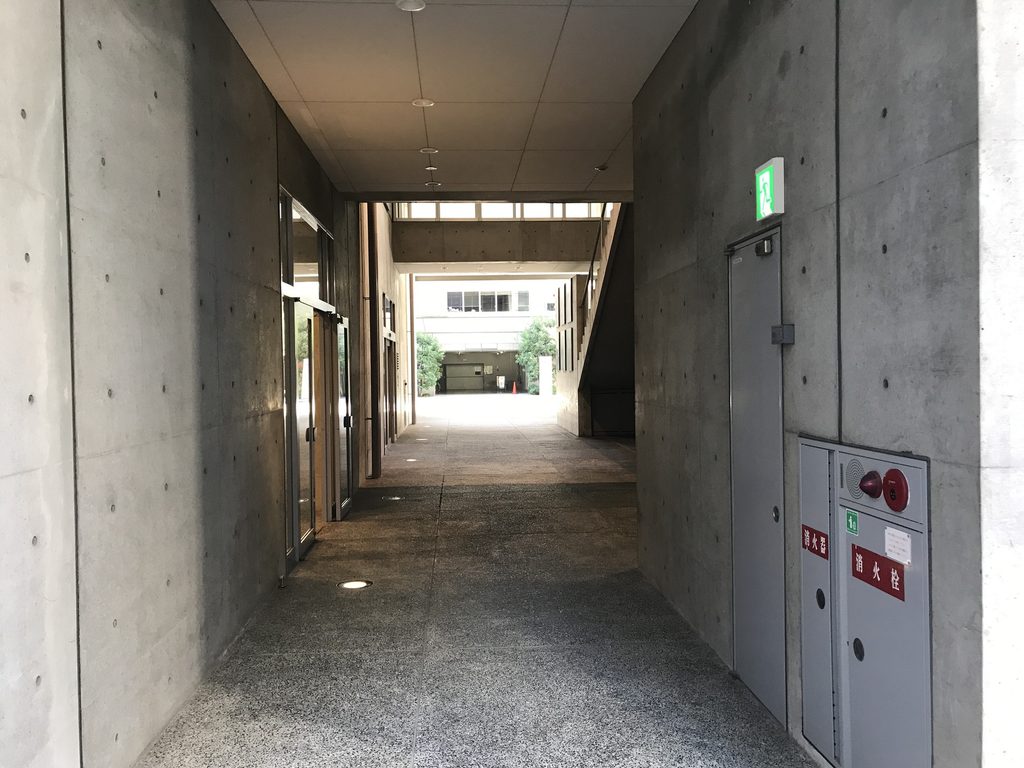 南船場の通り抜け空間を囲む打放しコンクリート壁 / Exposed-concrete walls enclosing the passage through Minami Semba