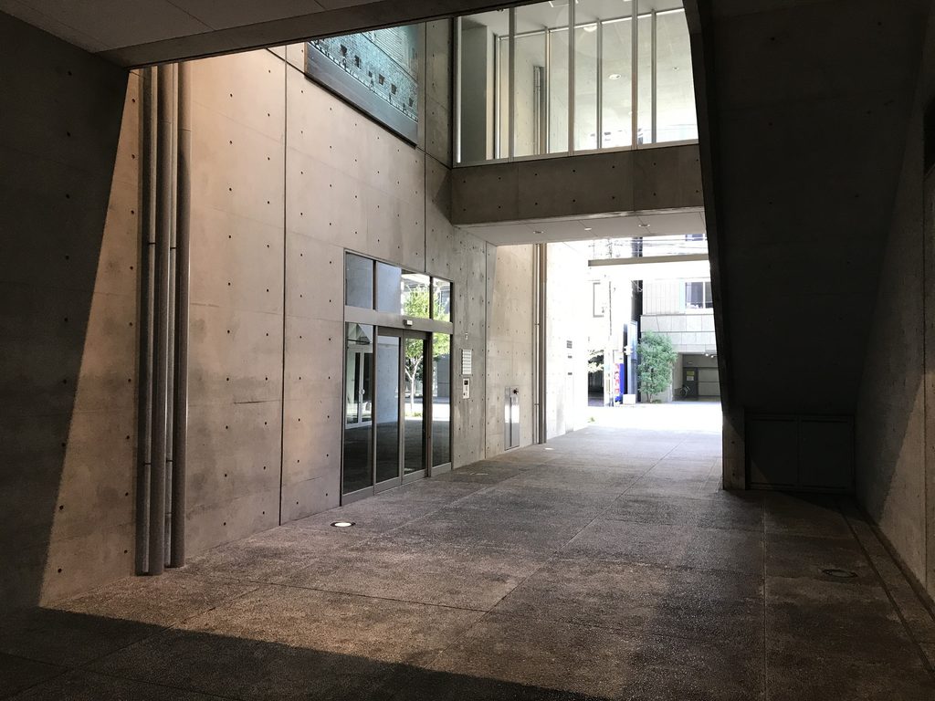 南船場の共用空間に設けられたコンクリート階段 / Concrete stair within the shared space of Minami Semba