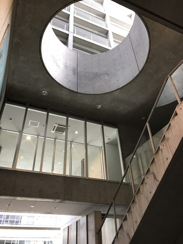 南船場の共用空間を上部から照らす円形トップライト / Circular skylight illuminating the shared space of Minami Semba