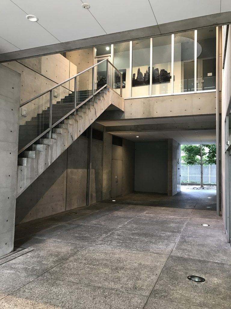 南船場の上層住宅部分に連続するバルコニー / Repeating balconies of the upper residential levels of Minami Semba