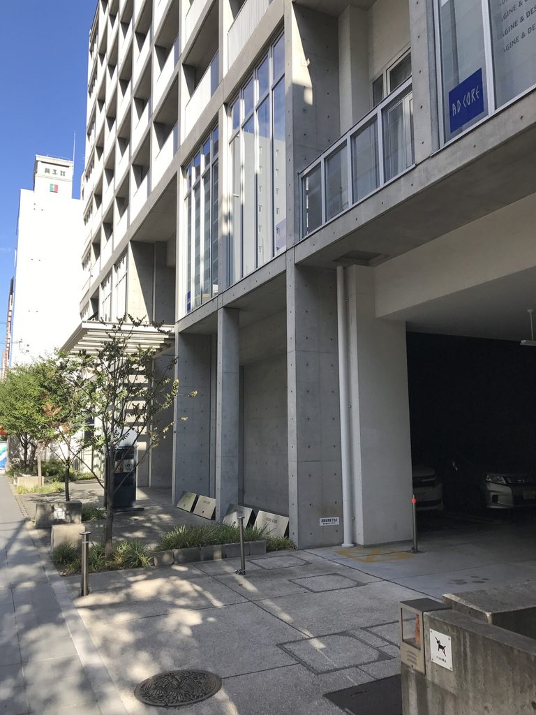柱で持ち上げられた南船場低層部と街路沿いの外部空間
Raised lower volume and street-side exterior space of Minami Semba