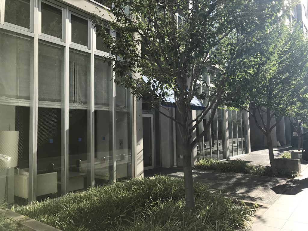 南船場のガラス張り低層部に沿って設けられた植栽空間
Landscaped space along the glazed lower level of Minami Semba