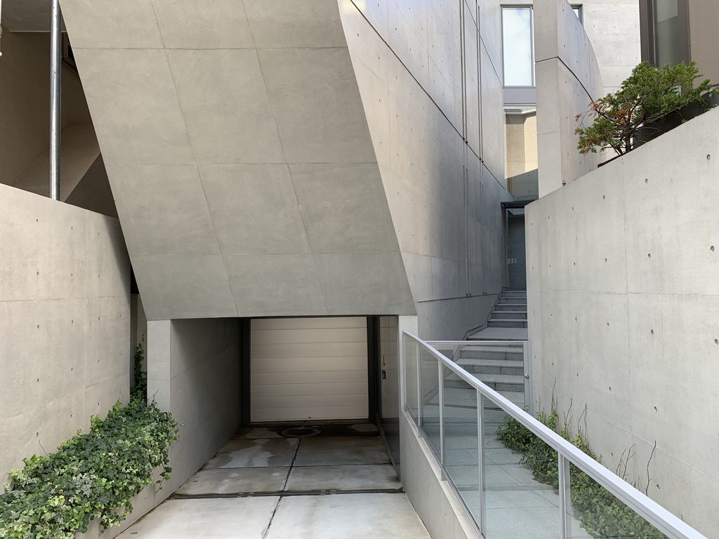 元麻布の住宅の斜壁とその脇を奥へ延びる細い階段 / Angled wall and narrow stair extending deeper into House in Motoazabu