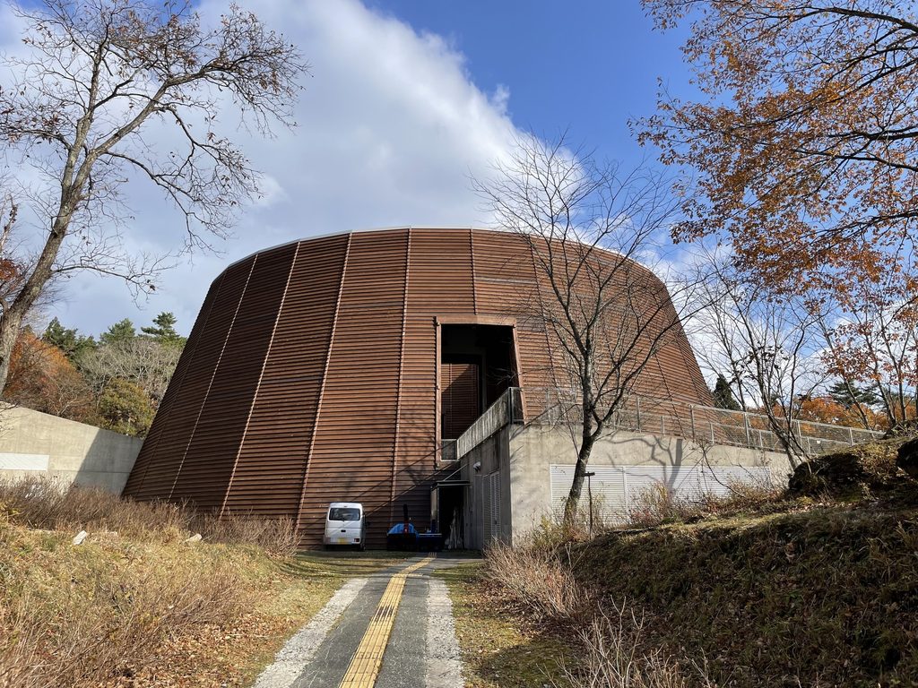 森の中に建つ木の殿堂の円形外観 / Circular exterior of the Museum of Wood within the forest