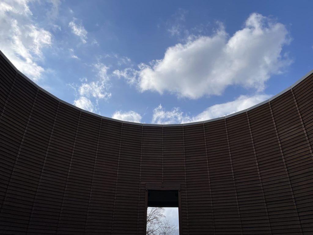 木の殿堂中央の円形吹き抜けから見上げる空 / Sky seen through the circular central opening of the Museum of Wood