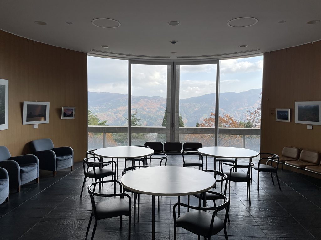 大きな窓から但馬の山並みを望む木の殿堂の休憩空間 / Lounge overlooking the Tajima mountains at the Museum of Wood