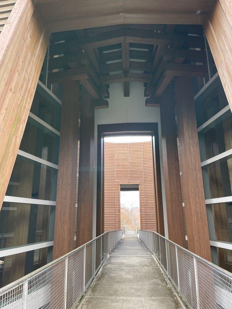 集成材の架構に囲まれた木の殿堂の軸線通路 / Axial passage framed by laminated timber structure inside the Museum of Wood