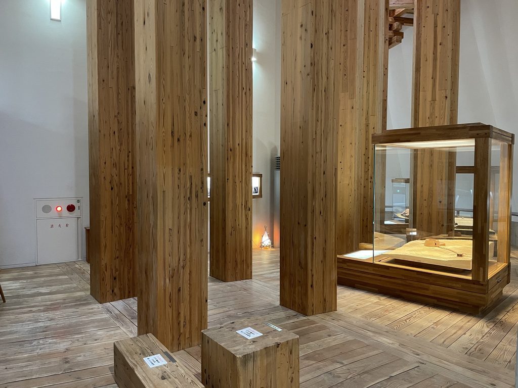 展示空間に林立する木の殿堂の巨大な木柱 / Massive timber columns standing within the exhibition space of the Museum of Wood