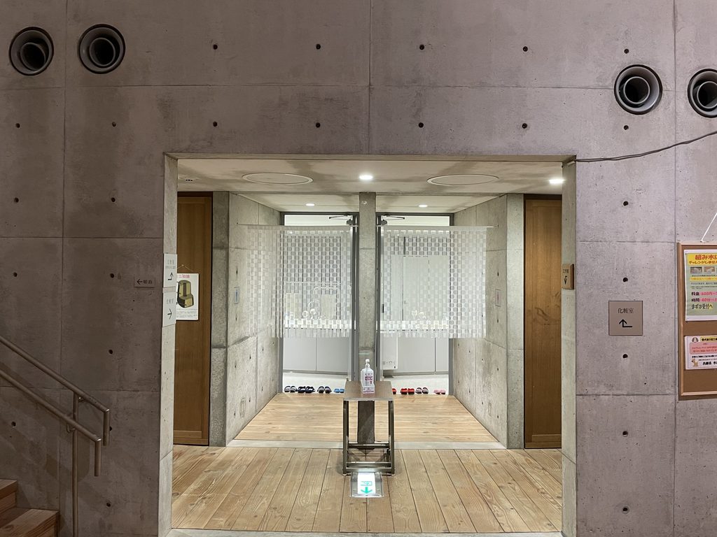 打放しコンクリート壁に開けられた木の殿堂の内部通路 / Interior opening through exposed concrete walls at the Museum of Wood