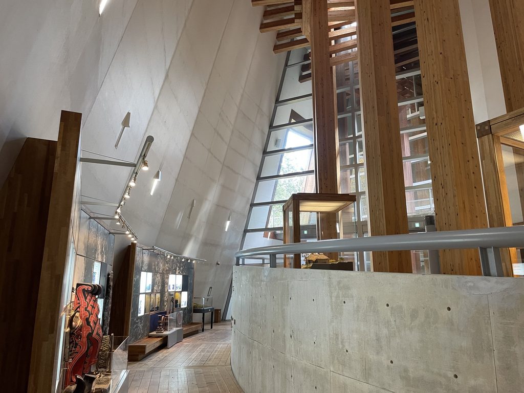 木柱の間を円弧状に巡る木の殿堂のスロープ / Curving ramp passing among timber columns inside the Museum of Wood