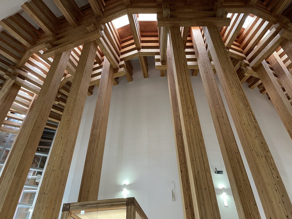 木の殿堂の高い内部空間を構成する木柱と梁 / Timber columns and beams forming the tall interior of the Museum of Wood
