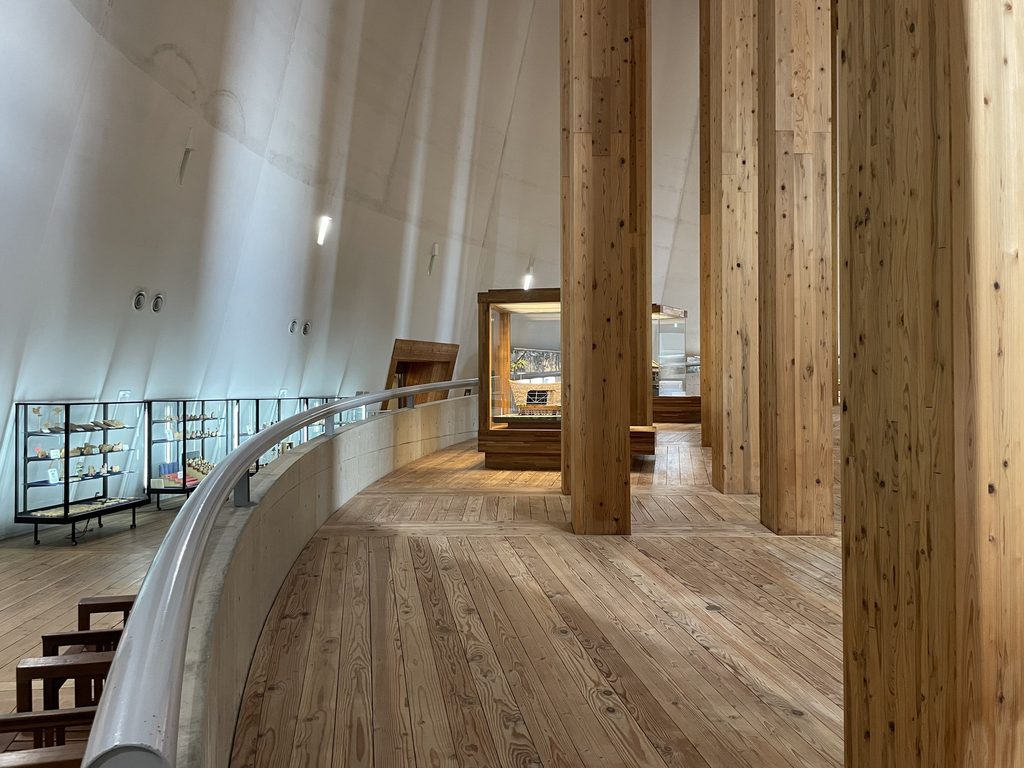 円周に沿って続く木の殿堂上階の展示通路 / Upper exhibition passage curving around the Museum of Wood