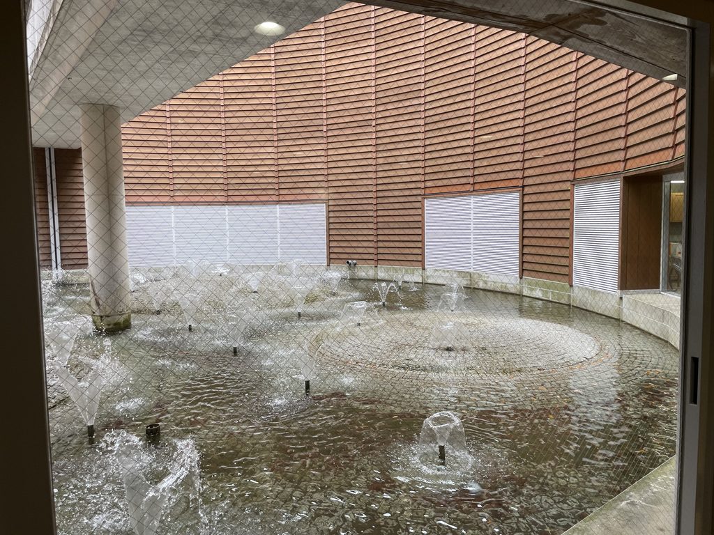 木の殿堂中央の円形中庭と水を望む窓 / View toward the circular central courtyard and water at the Museum of Wood