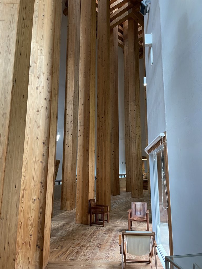 垂直に並ぶ集成材の柱がつくる木の殿堂の内部空間 / Vertical rows of laminated timber columns inside the Museum of Wood