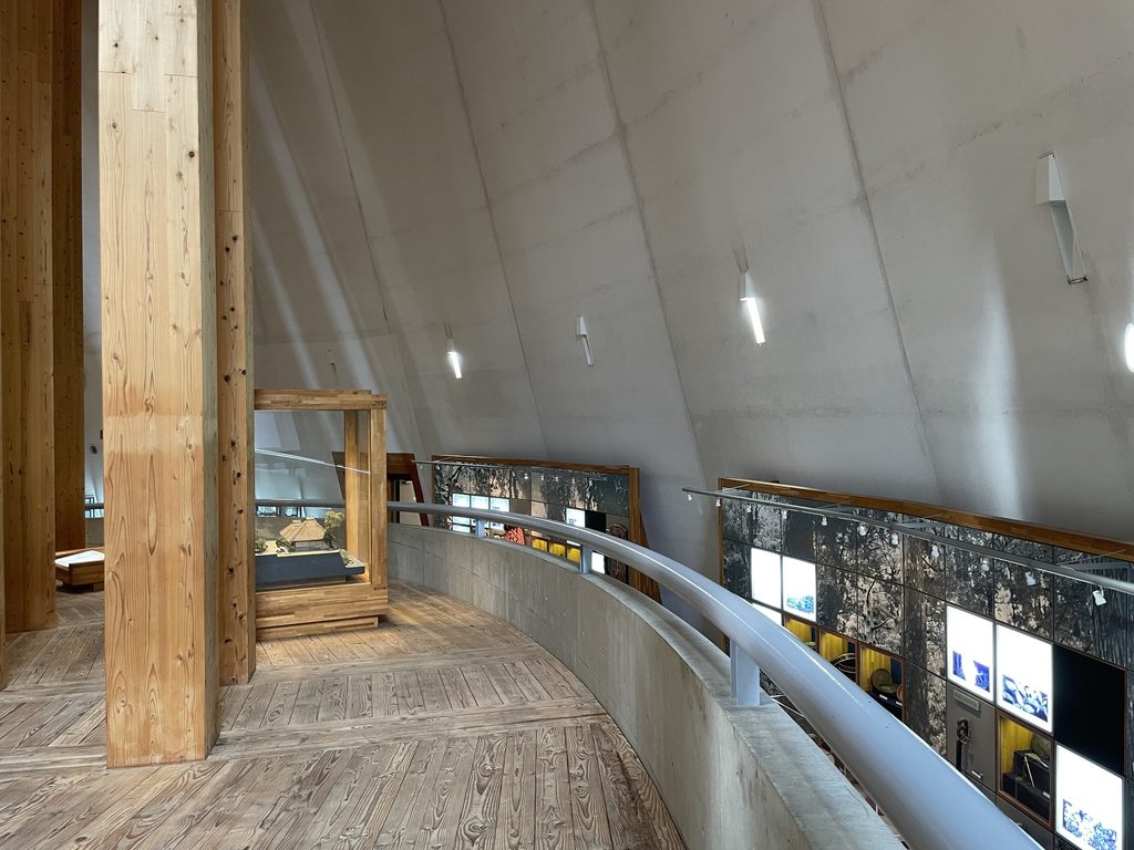 円周に沿って続く木の殿堂上階の展示通路 / Upper exhibition passage curving around the Museum of Wood