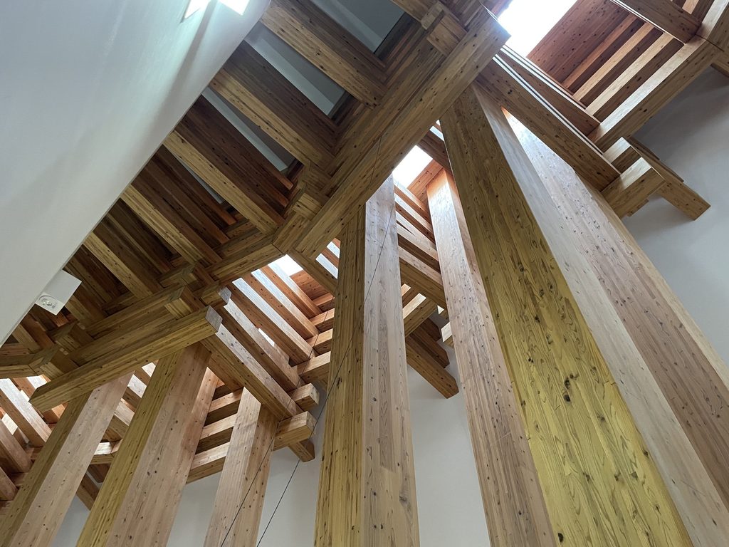 木の殿堂内部で見上げる集成材の柱梁架構 / Upward view of the laminated timber post-and-beam structure in the Museum of Wood