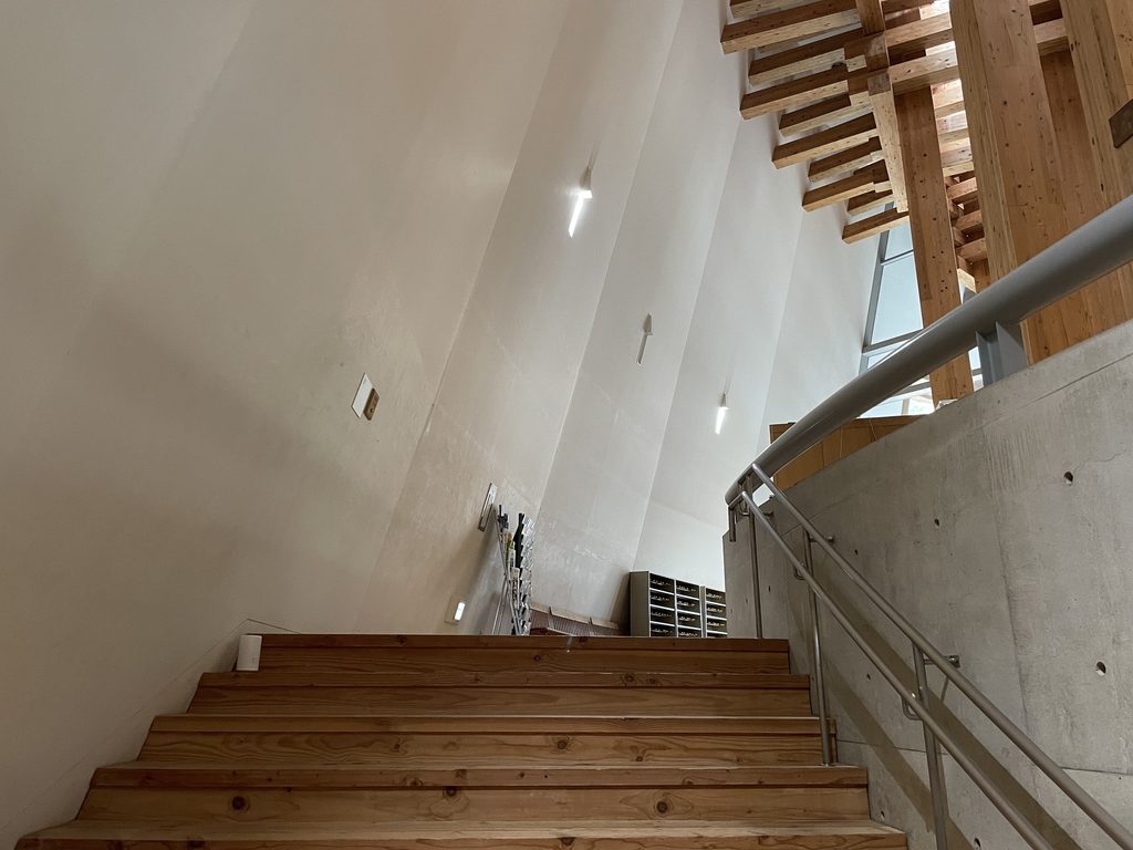 曲面壁に沿って上昇する木の殿堂の階段 / Stair rising alongside the curved interior wall of the Museum of Wood