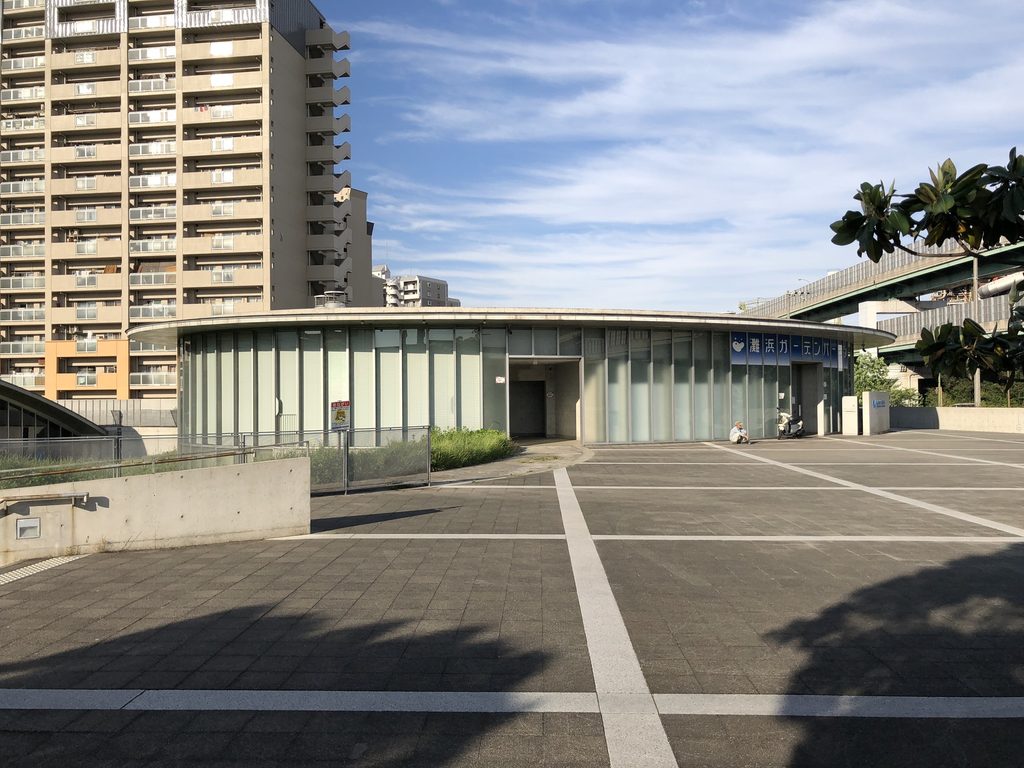 正面広場から見る灘浜ガーデンバーデンの低く水平に広がる外観 / Low horizontal exterior of Nadahama Garden Baden viewed from the entrance plaza