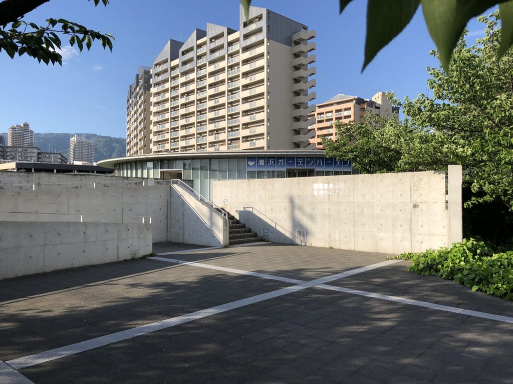 階段によって地盤が切り下げられた灘浜ガーデンバーデン周辺のコンクリート空間 / Concrete landscape around Nadahama Garden Baden where stairs cut down into the ground