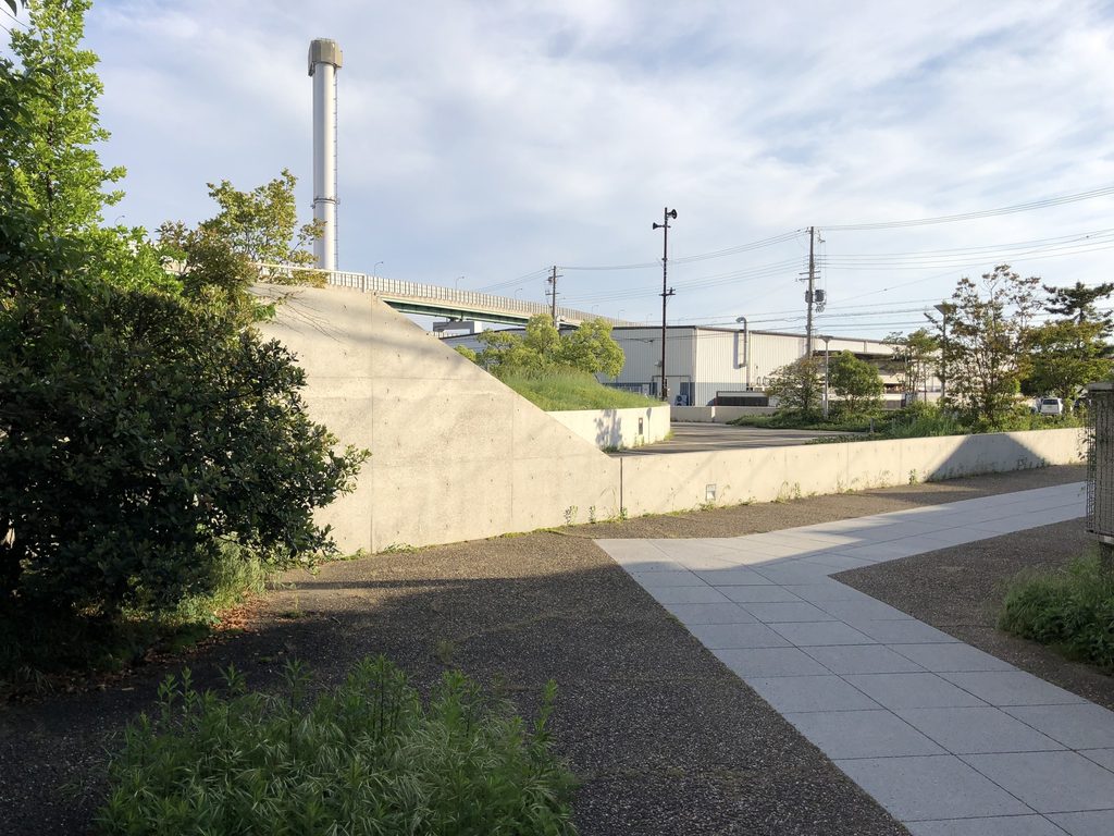 曲線と直線のコンクリート壁が交差する新在家南公園の園路 / Park path where curved and straight concrete walls intersect in Shinzaike Minami Park
