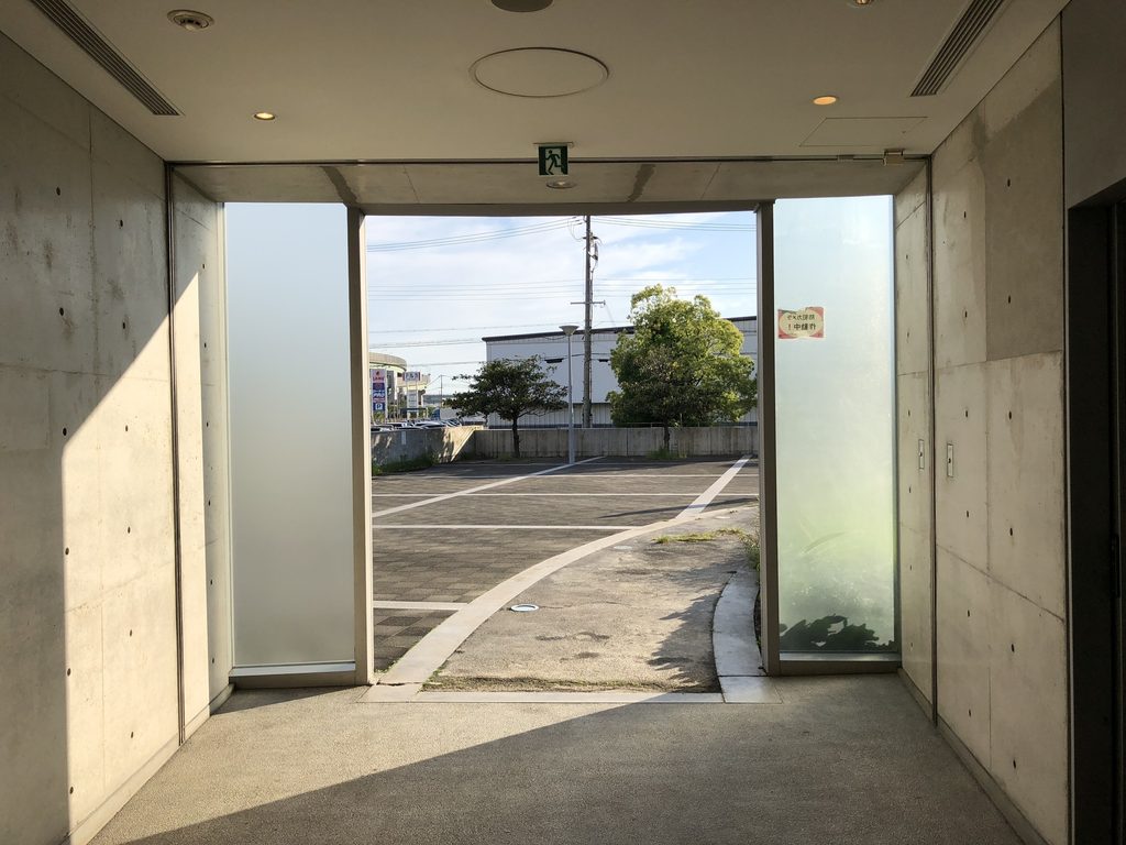 打放しコンクリートの天井と壁に囲まれた灘浜ガーデンバーデンの通路 / Passage at Nadahama Garden Baden enclosed by exposed-concrete walls and ceiling