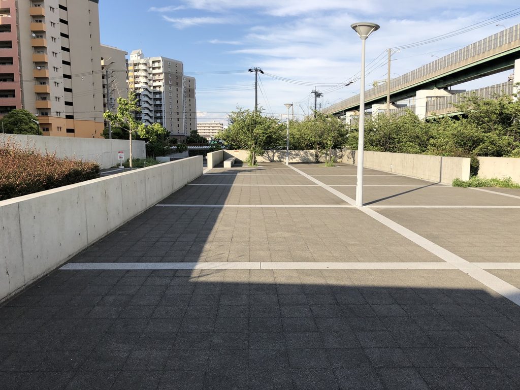 新在家南公園を横断する広い舗装路と低いコンクリート壁 / Broad paved promenade and low concrete walls crossing Shinzaike Minami Park