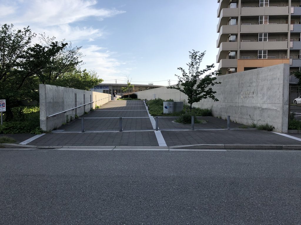 道路側から新在家南公園の奥へ延びる直線的なアプローチ / Linear approach extending from the street into Shinzaike Minami Park
