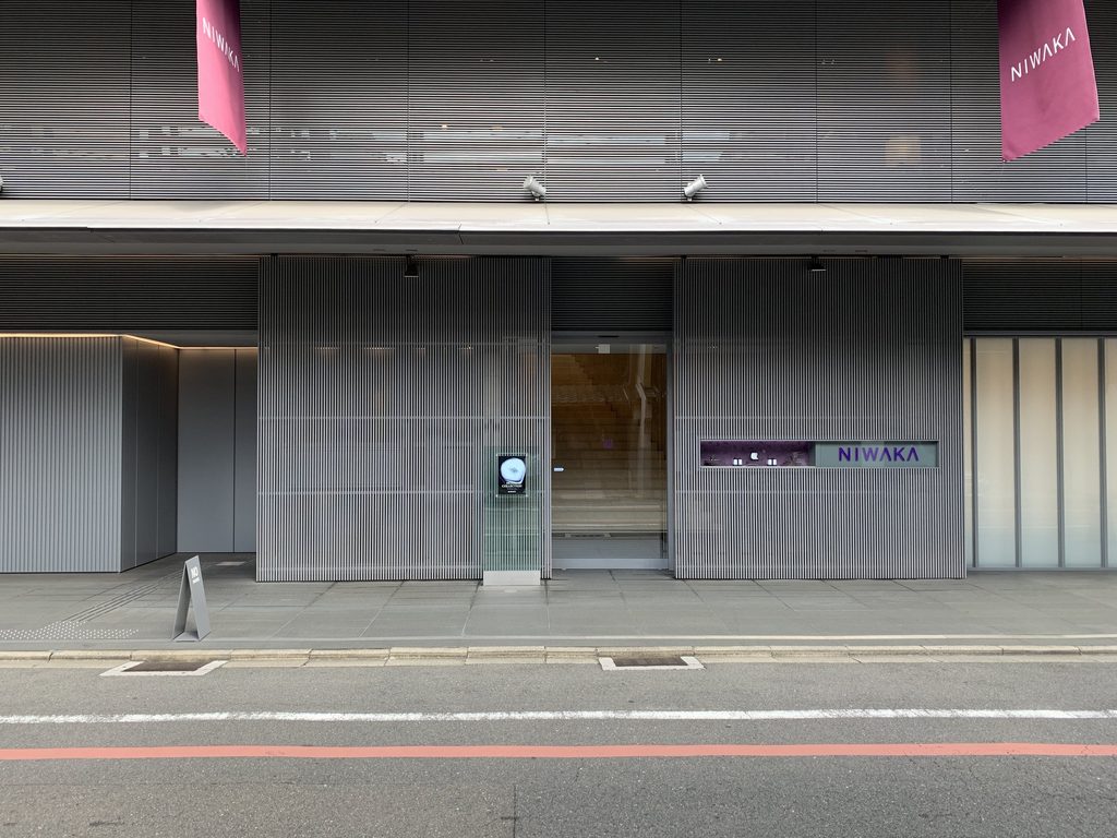 細かな縦格子に挟まれた俄ビルの入口 / Entrance to the NIWAKA Building framed by closely spaced vertical screens