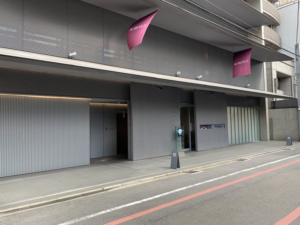 斜めから見る俄ビル入口まわりの縦格子 / Vertical screens around the NIWAKA Building entrance seen from an oblique angle