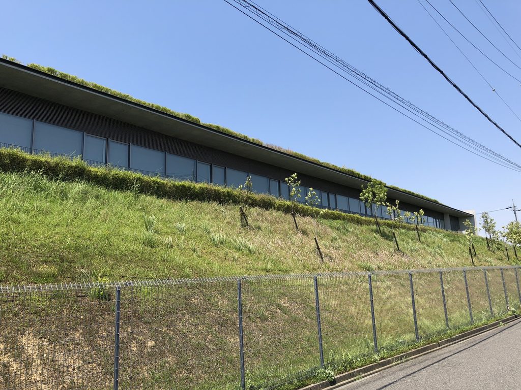 道路沿いの斜面と連続する水平屋根を持つ老木レディスクリニック2 / Roadside slope and continuous horizontal roof of Oiki Ladies Clinic 2
