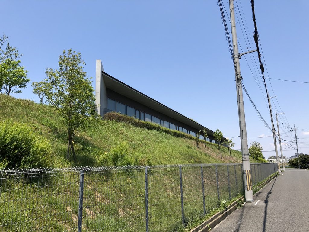 傾斜地の上に水平に伸びる老木レディスクリニック2の側面 / Side elevation of Oiki Ladies Clinic 2 extending horizontally above sloping ground