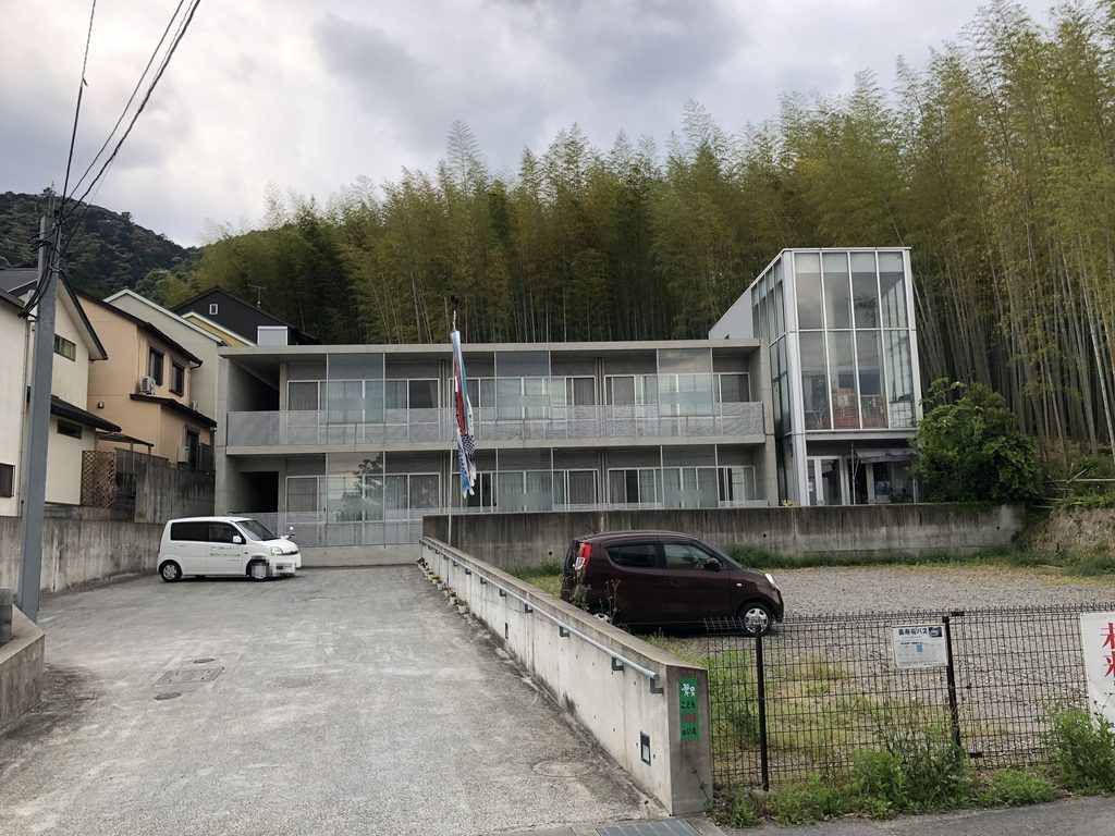 道路越しに見る洛和グループホーム大山崎と端部のガラス空間 / Rakuwa Group Home Oyamazaki seen across the road with its glazed end volume