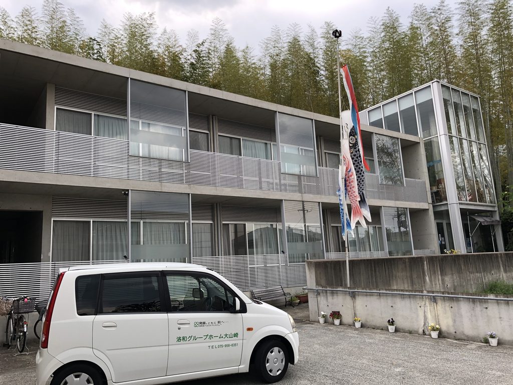 ガラスの塔状部分と二層の居室棟を近くから見る洛和グループホーム大山崎 / Closer view of the glazed vertical element and two-storey residential wing at Rakuwa Group Home Oyamazaki