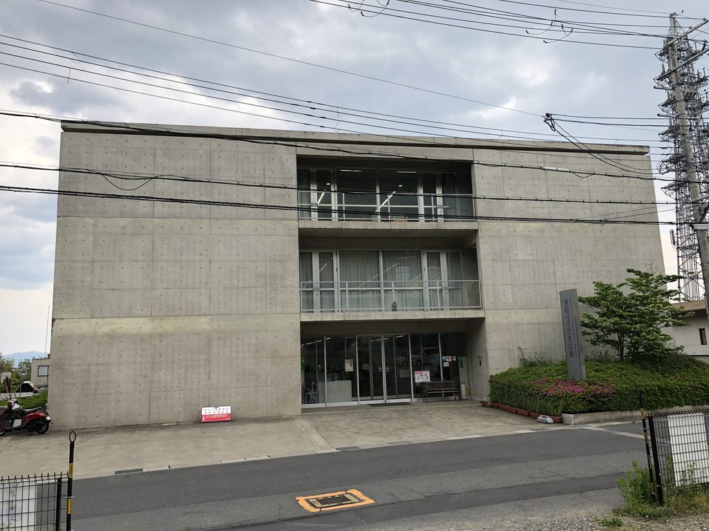 大きな開口を設けた洛和ヴィラ大山崎の打放しコンクリート妻面 / Exposed-concrete end facade of Rakuwa Villa Oyamazaki with a large opening