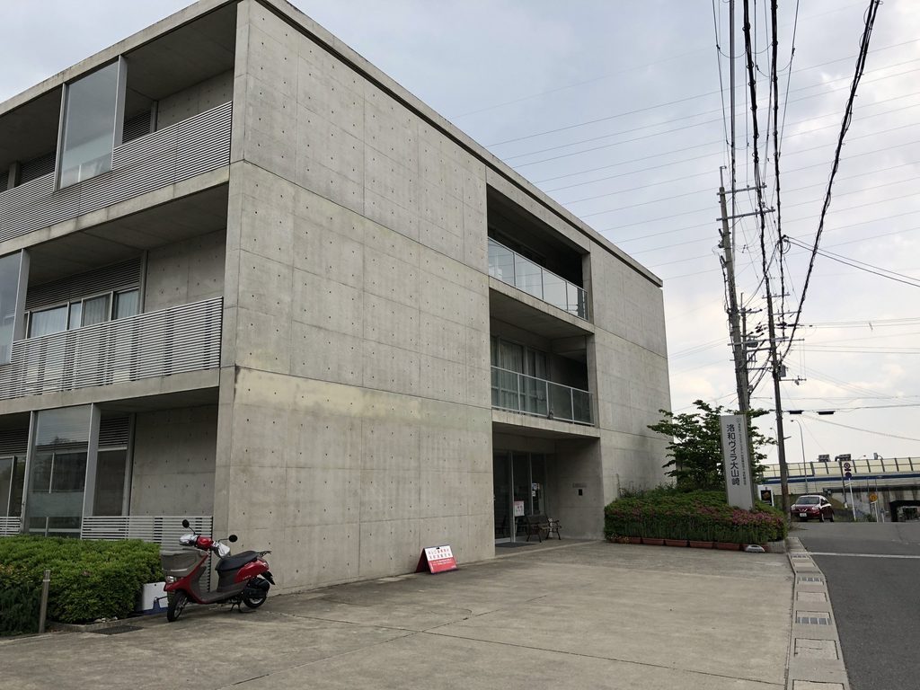 植栽とともに見る洛和ヴィラ大山崎の居室側外観 / Residential elevation of Rakuwa Villa Oyamazaki with foreground planting