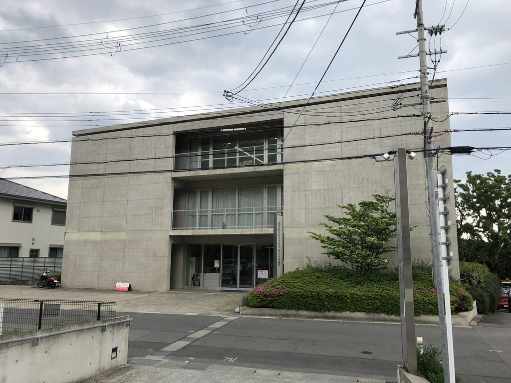 洛和ヴィラ大山崎のコンクリート壁と奥に見えるガラス面 / Concrete wall and recessed glazing at Rakuwa Villa Oyamazaki