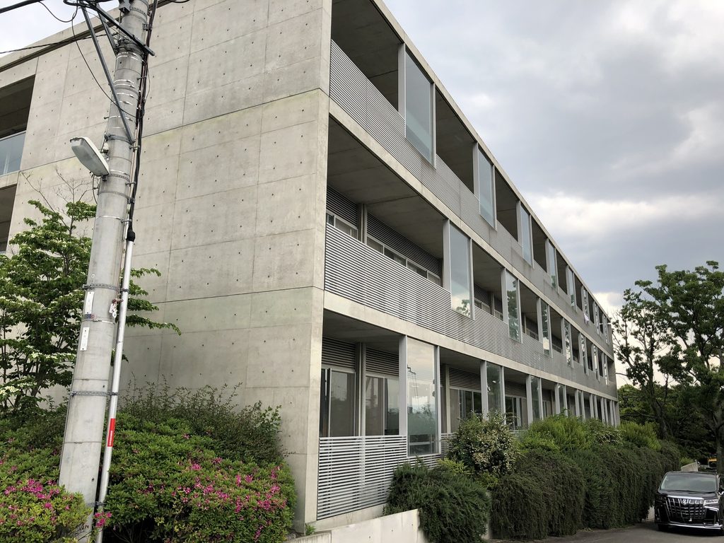 洛和ヴィラ大山崎の長辺に連続する窓とバルコニー / Repeated windows and balconies along Rakuwa Villa Oyamazaki