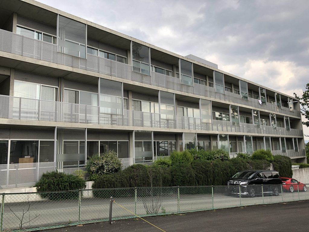 窓とバルコニーが連続する洛和ヴィラ大山崎の長辺外観 / Long elevation of Rakuwa Villa Oyamazaki with repeated windows and balconies