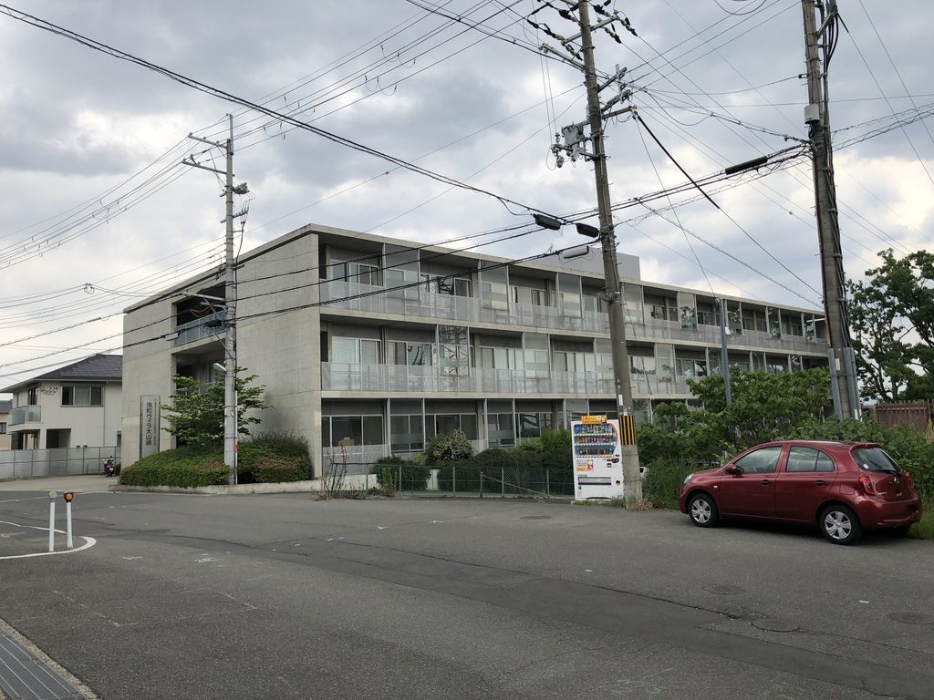 道路沿いに建つ洛和ヴィラ大山崎の全景 / Street view of Rakuwa Villa Oyamazaki