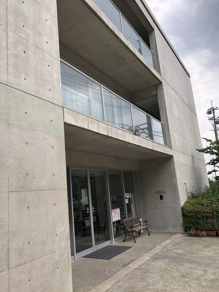 洛和ヴィラ大山崎の入口まわりを見上げた外観 / Upward view of the entrance area at Rakuwa Villa Oyamazaki