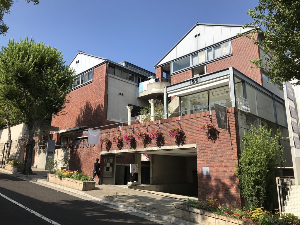 神戸・北野坂から見たRIN'S GALLERYのレンガ外壁と切妻屋根 / Rin's Gallery seen from Kitano-zaka with brick walls and gabled roofs