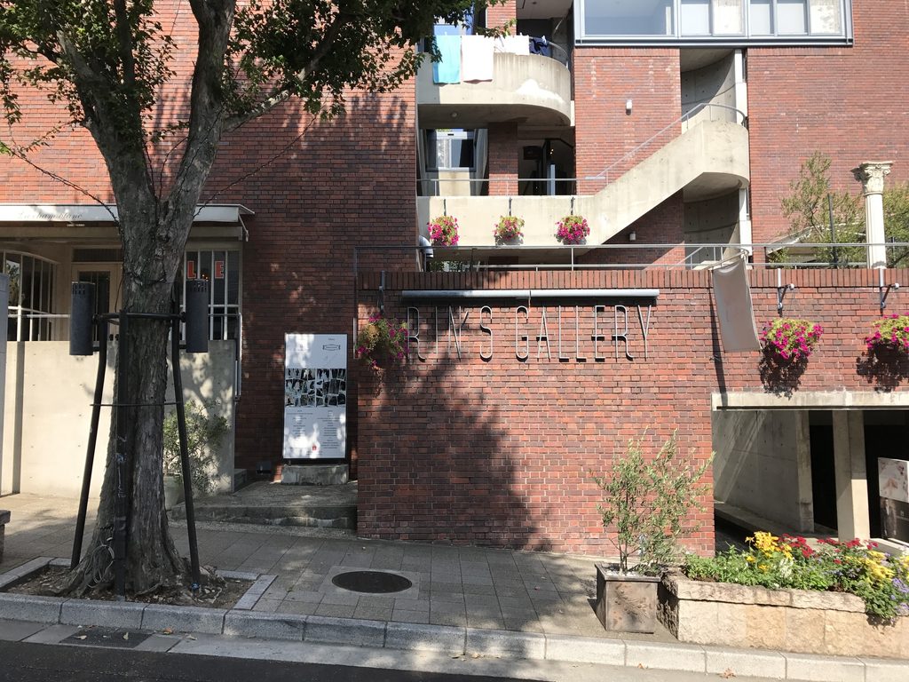 RIN'S GALLERY正面のレンガファサードと二つの建物ヴォリューム / Brick facade and two building volumes of Rin's Gallery