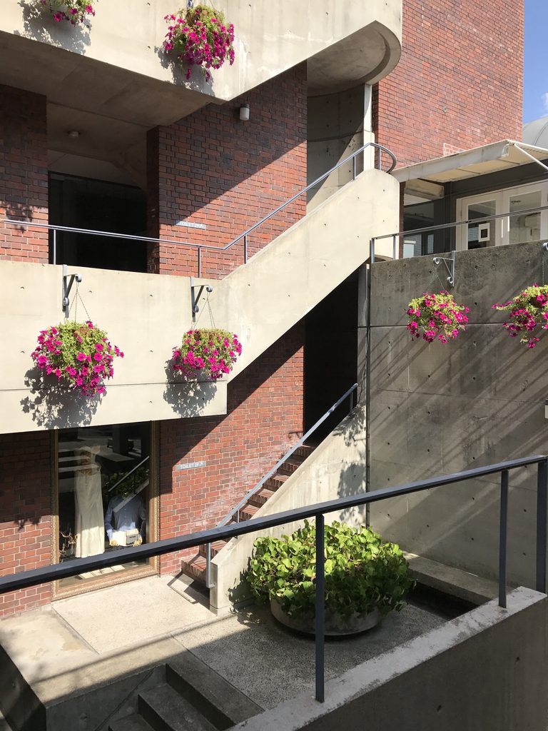 打放しコンクリートとレンガが重なるRIN'S GALLERYの階段 / Stairway combining exposed concrete and brick at Rin's Gallery