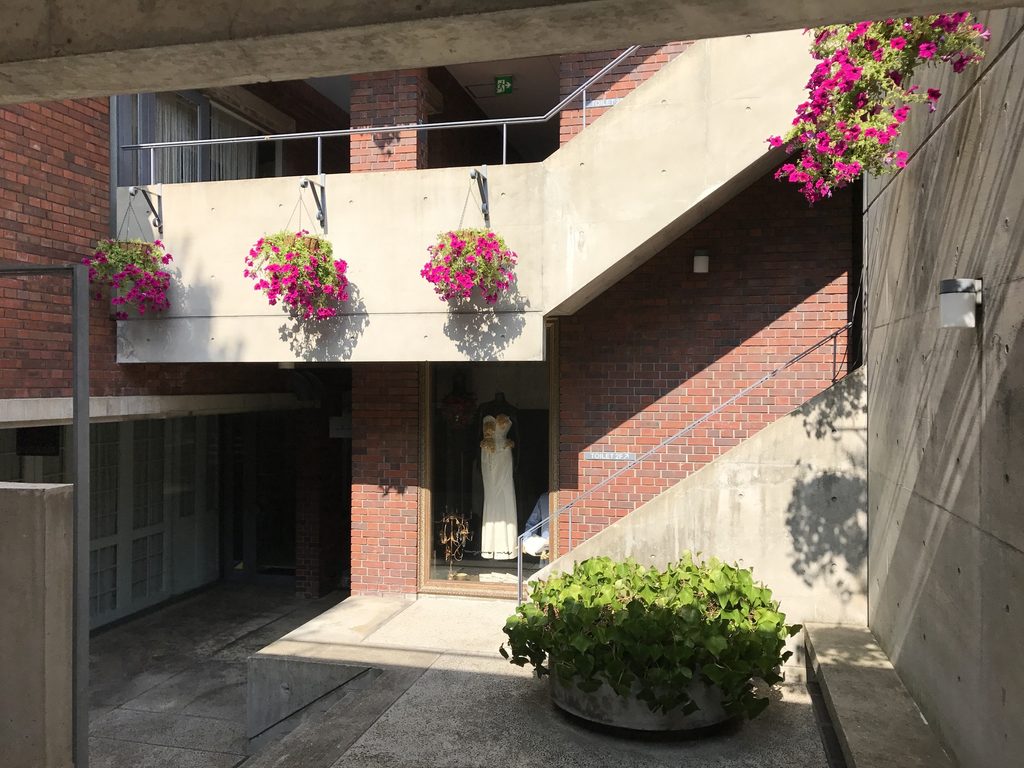 RIN'S GALLERYの二棟の間に組み込まれた外部階段と動線空間 / Exterior stairs and circulation space between the two volumes of Rin's Gallery