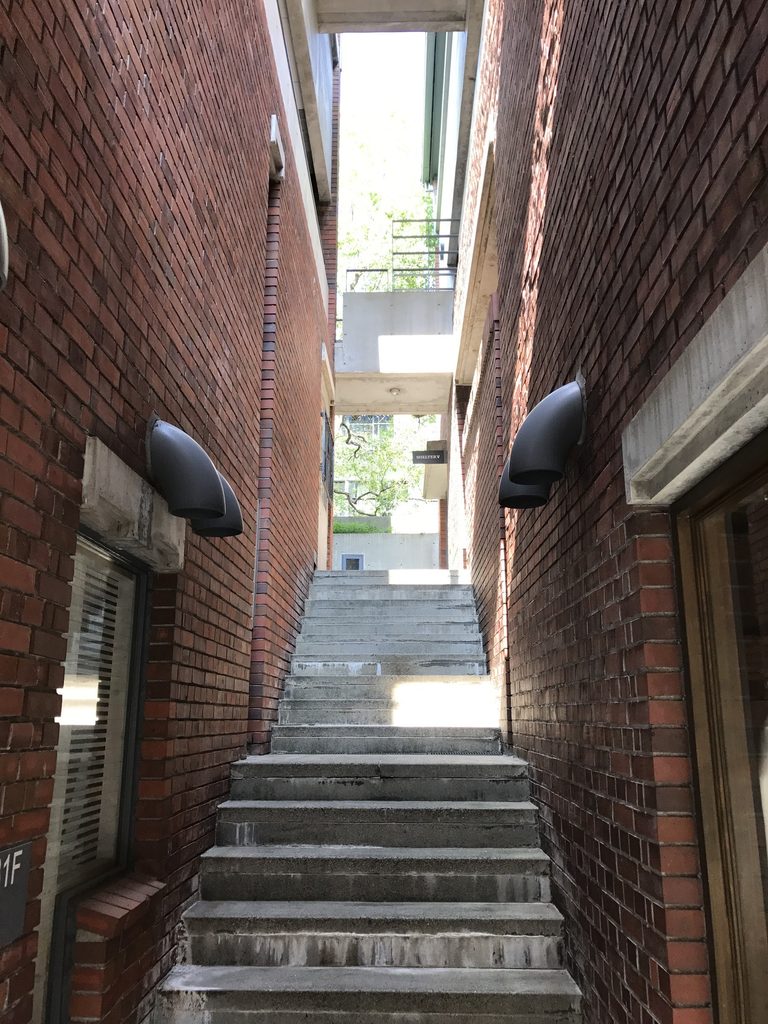 RIN'S GALLERYの上階へ続く階段と踊り場 / Stair and landing leading to an upper level of Rin's Gallery