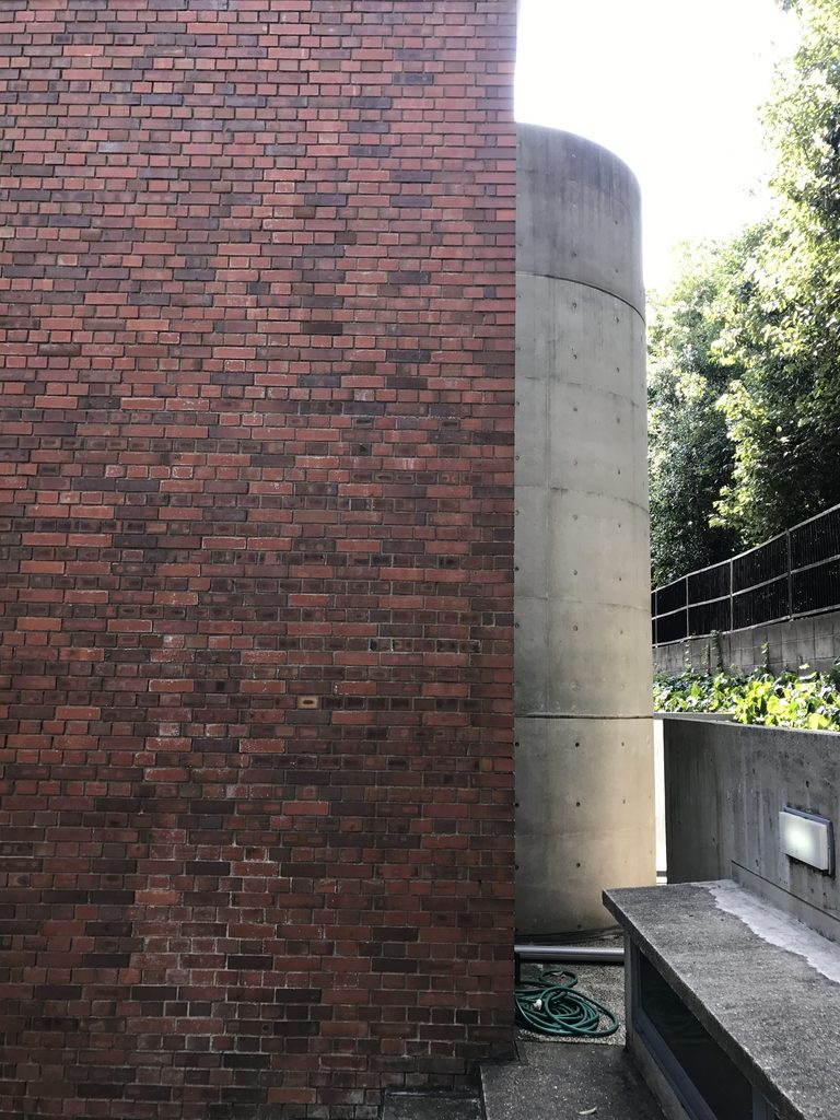 RIN'S GALLERYのレンガ壁と打放しコンクリートが接する空間 / Space where brick and exposed concrete meet at Rin's Gallery