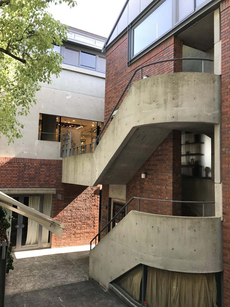 RIN'S GALLERY上階から見た階段と踊り場 / Stairs and landings seen from an upper level of Rin's Gallery