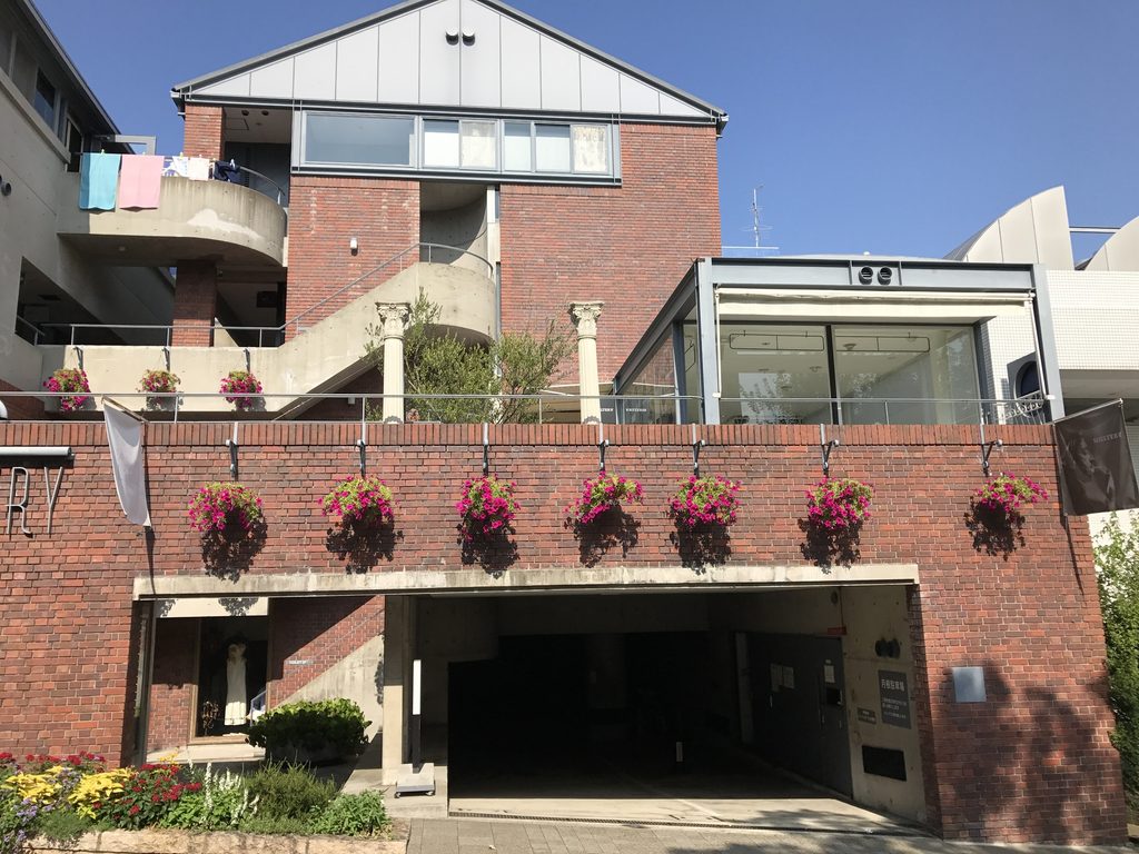 神戸・北野の街並みに面するRIN'S GALLERYの外観 / Exterior of Rin's Gallery facing the streetscape of Kitano, Kobe