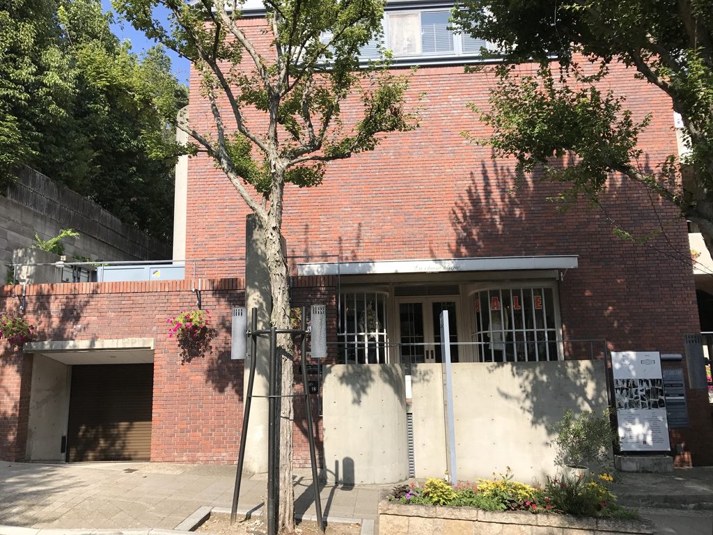街路側から見たRIN'S GALLERYのレンガ壁と植栽 / Brick street elevation and planting at Rin's Gallery