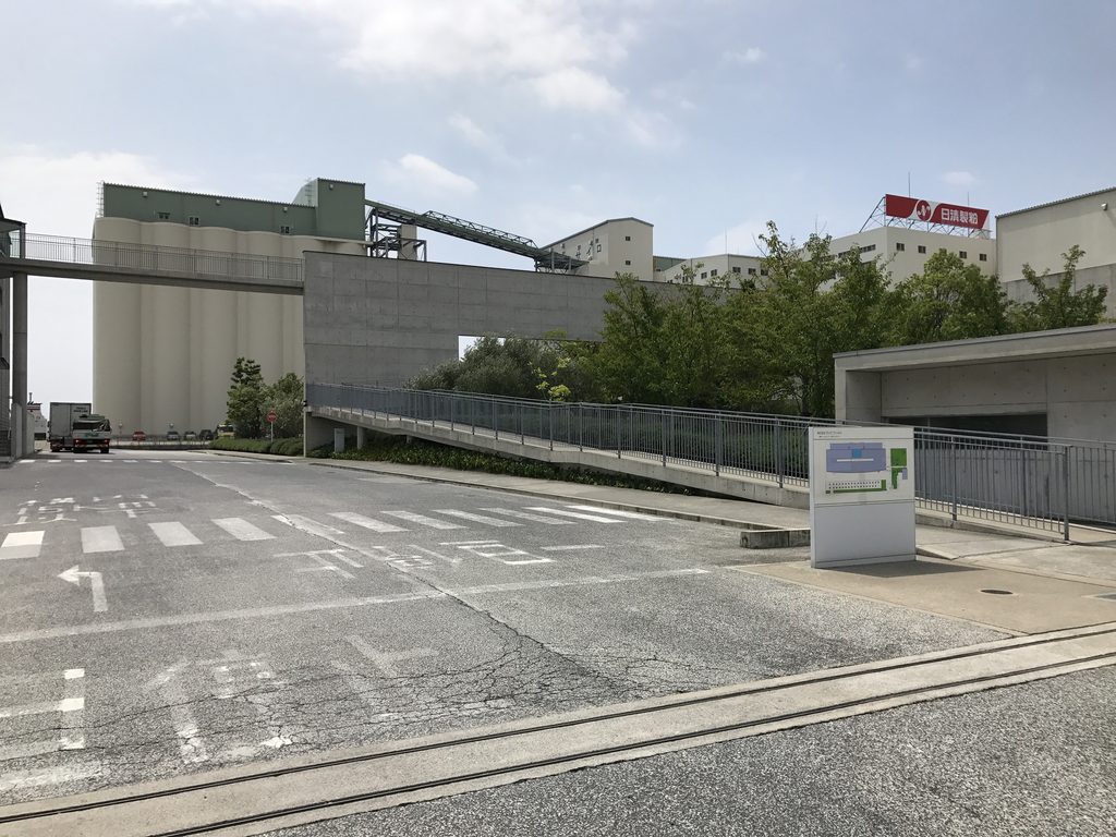 ロック・フィールド神戸ファクトリーのゲートと奥に見える既存工場 / Entrance gate with the existing ROCK FIELD Kobe Factory beyond